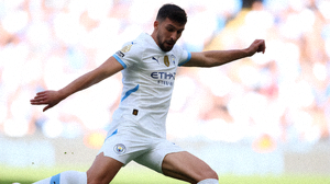 曼城后卫格瓦迪奥尔在比赛中封堵对方射门，身体舒展，表情专注，展现防守稳定性