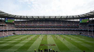体育场现场直播画面-观众席与比赛场地全景
